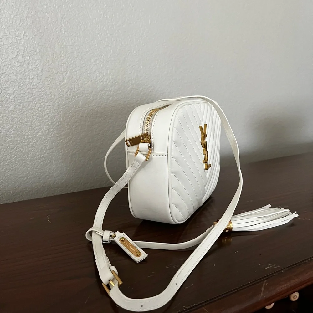 White PLU Crossbody. Used only two times, like new. Really cute for a day out! - Picture 3 of 7